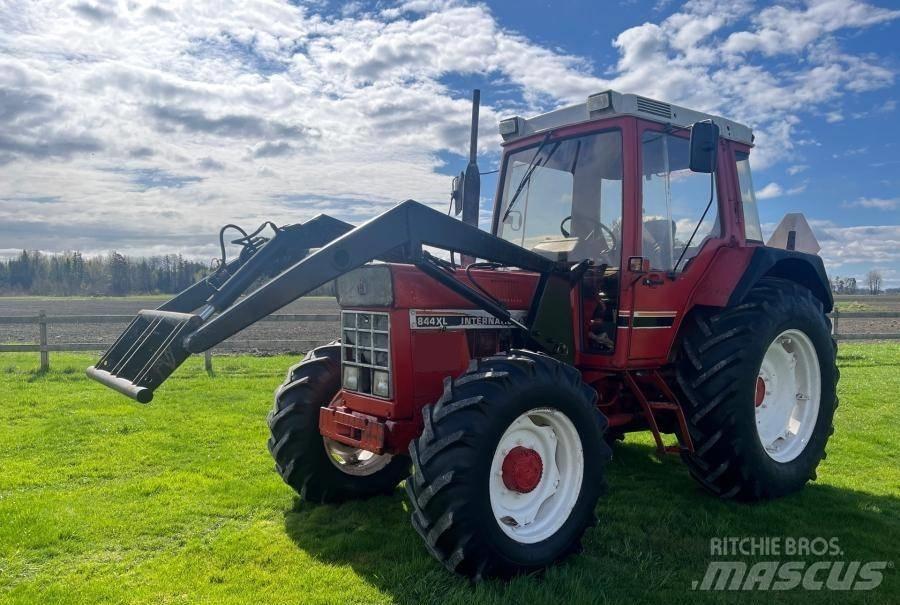Case IH 844 XL Трактори
