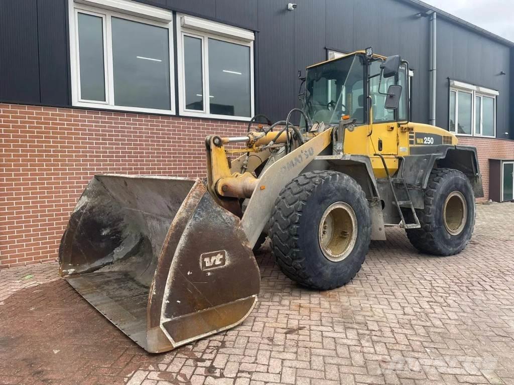Komatsu WA250-5 Колесни товарачи