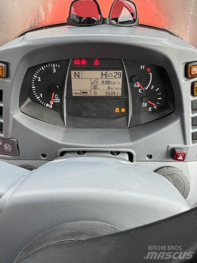 Kubota M135GX Трактори