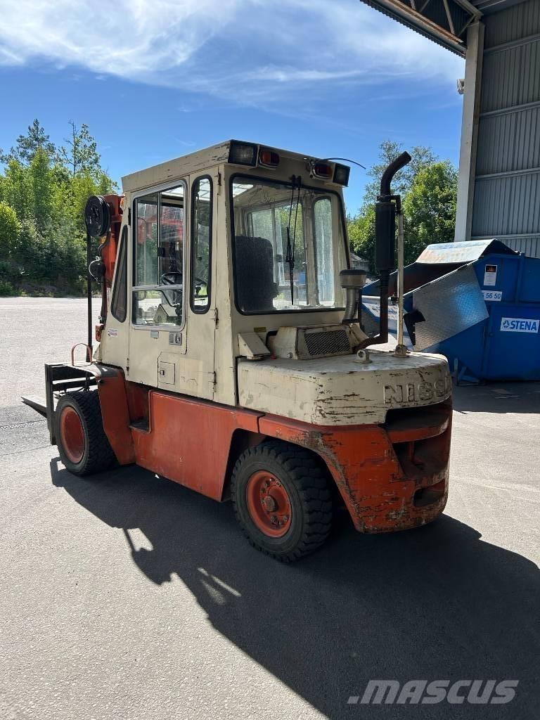 Nissan YGF03 Дизелови камиони