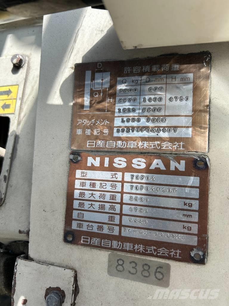 Nissan YGF03 Дизелови камиони