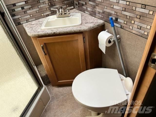Thor Chateau 31W Домове на колела и каравани