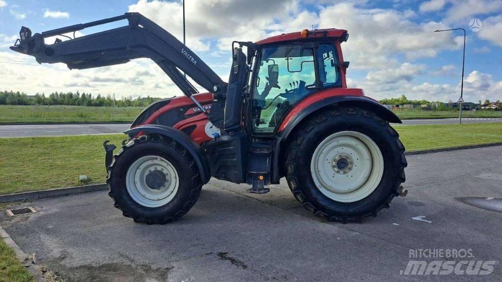 Valtra T 214 Трактори