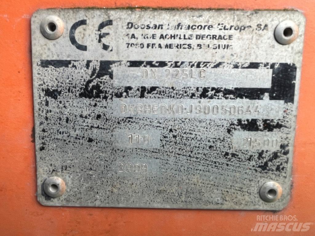 Doosan DX 225 LC Екскаватори с дълго рамо