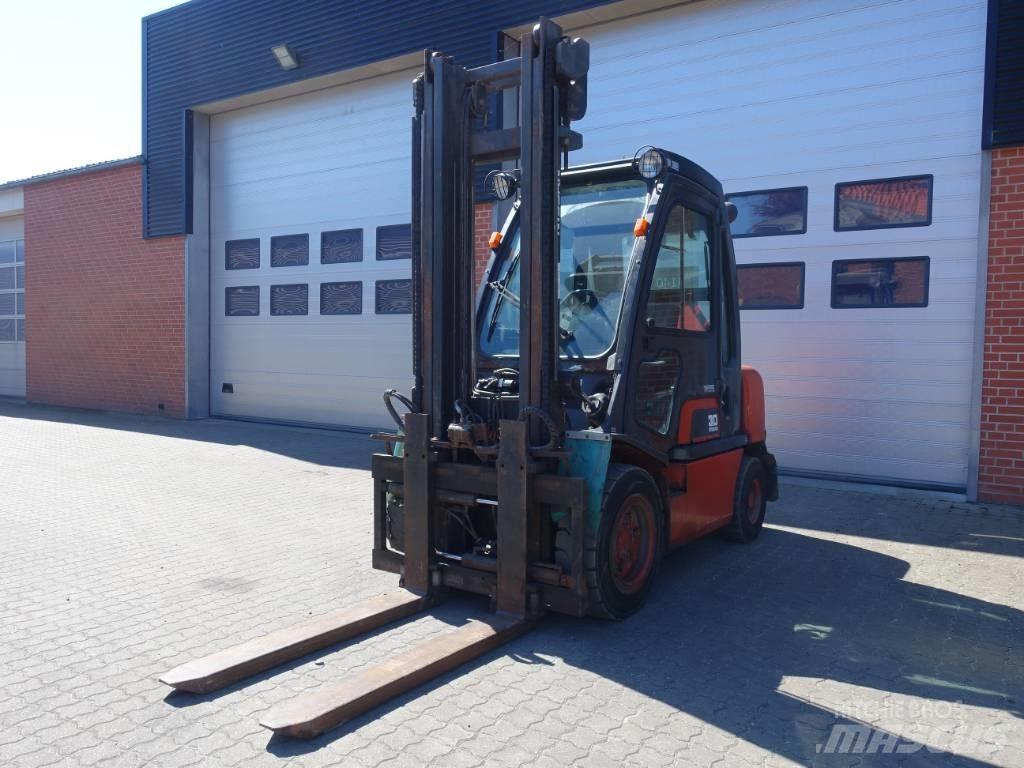 Nissan FGD 02A30Q Дизелови камиони