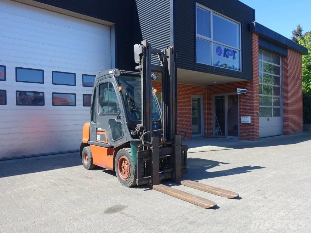 Nissan FGD 02A30Q Дизелови камиони