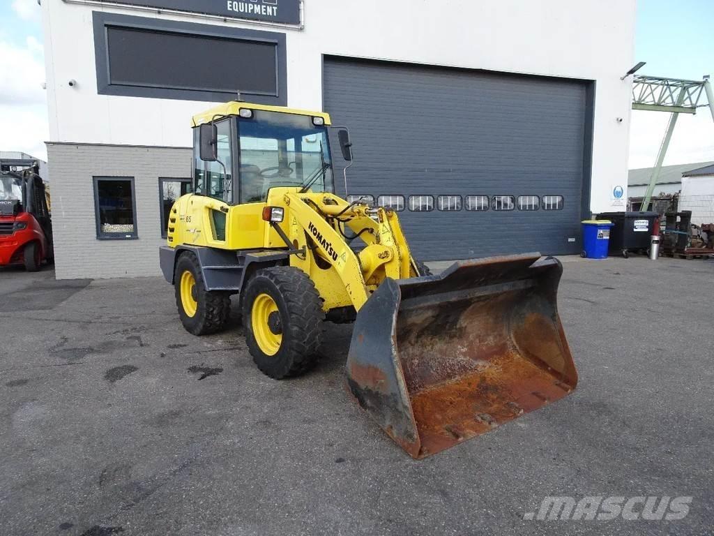 Komatsu WA65-3 Колесни товарачи