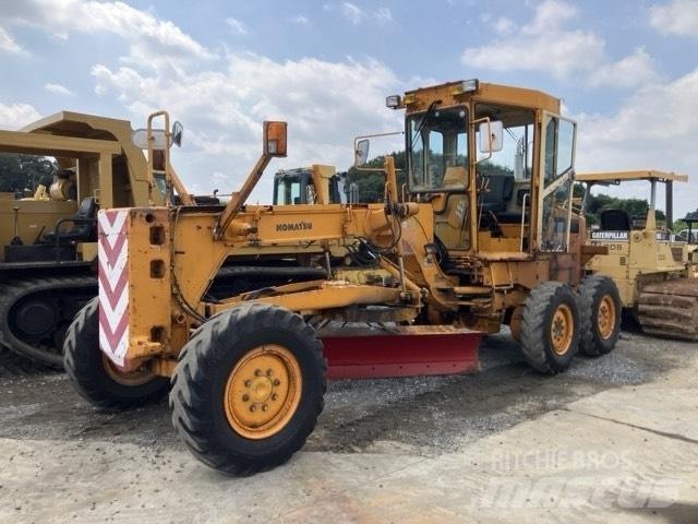 Komatsu GD 405 A-2 Грейдери