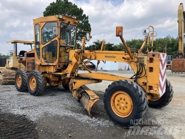 Komatsu GD 405 A-2 Грейдери