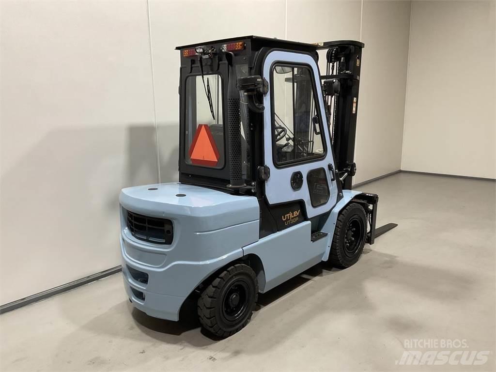Utilev UT30P Дизелови камиони