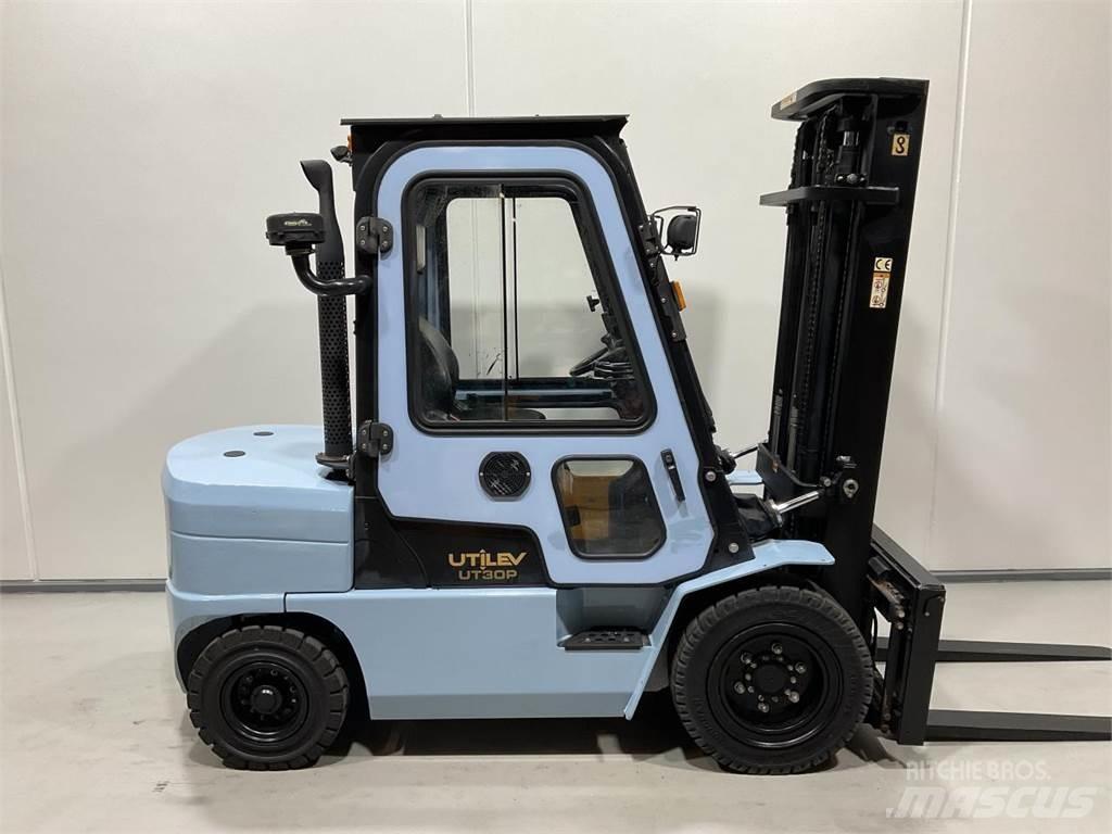 Utilev UT30P Дизелови камиони