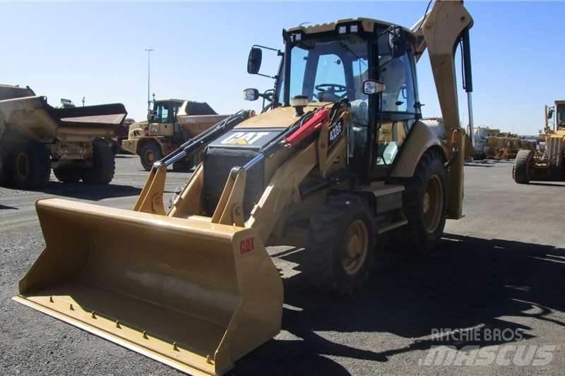 CAT 428F Товарач със заден ексватор