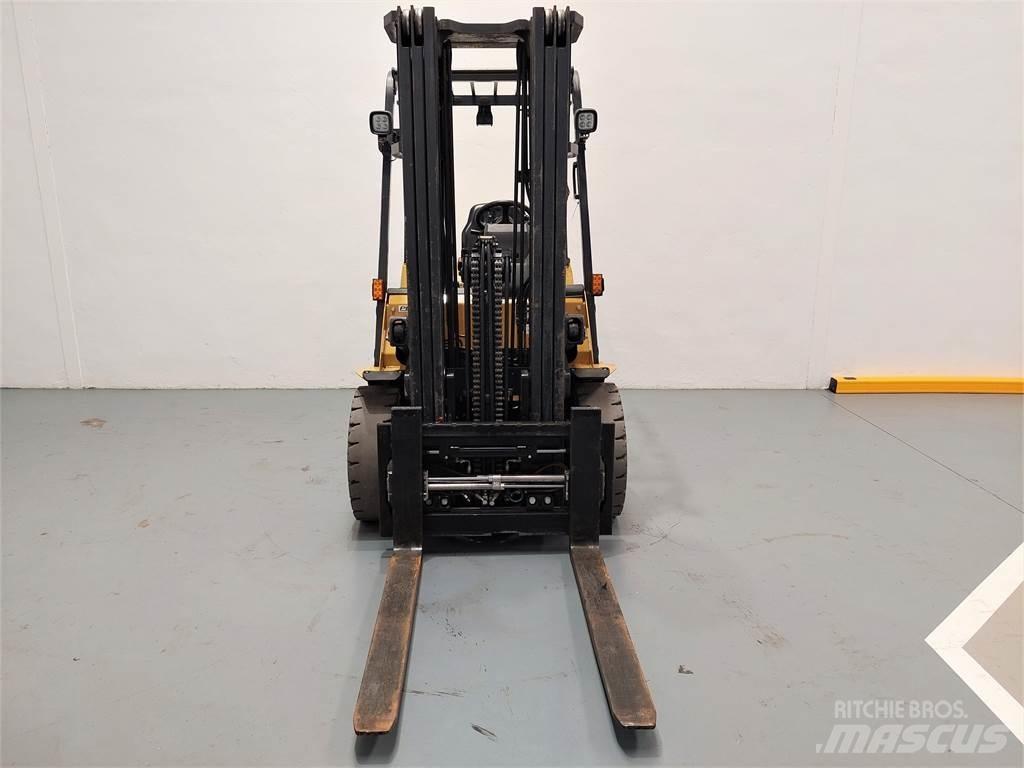 CAT DP35NTD Дизелови камиони