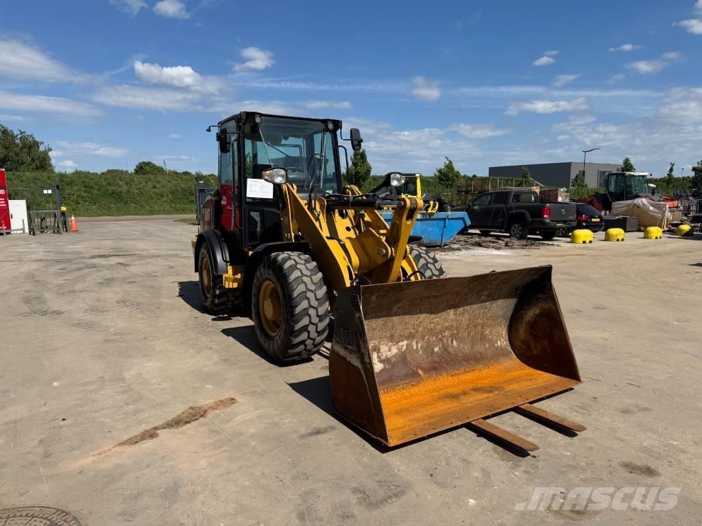 CAT 906M Колесни товарачи