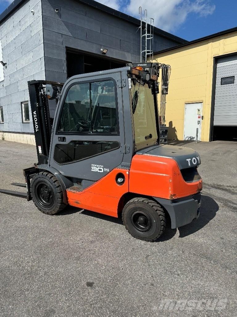 Toyota 02-8FDF30 Дизелови камиони