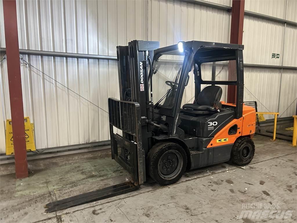 Doosan D30S-5 Дизелови камиони