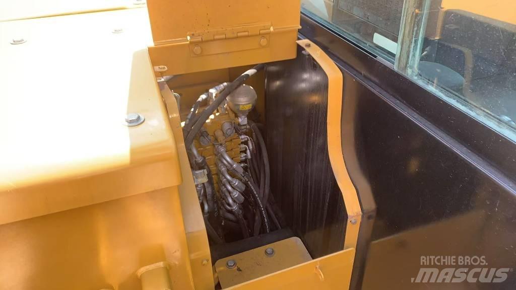 CAT 306 CR Верижен екскаватор