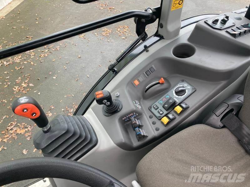 CLAAS NEXOS 240 M Трактори