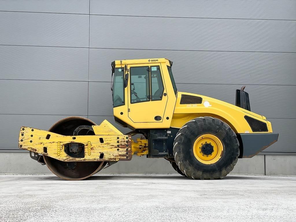Bomag BW 216 DH-4i Еднобарабанни ролки
