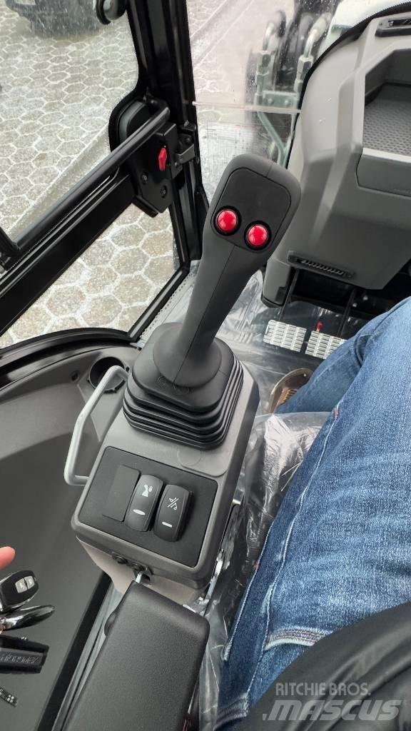 Hidromek 102B Товарач със заден ексватор