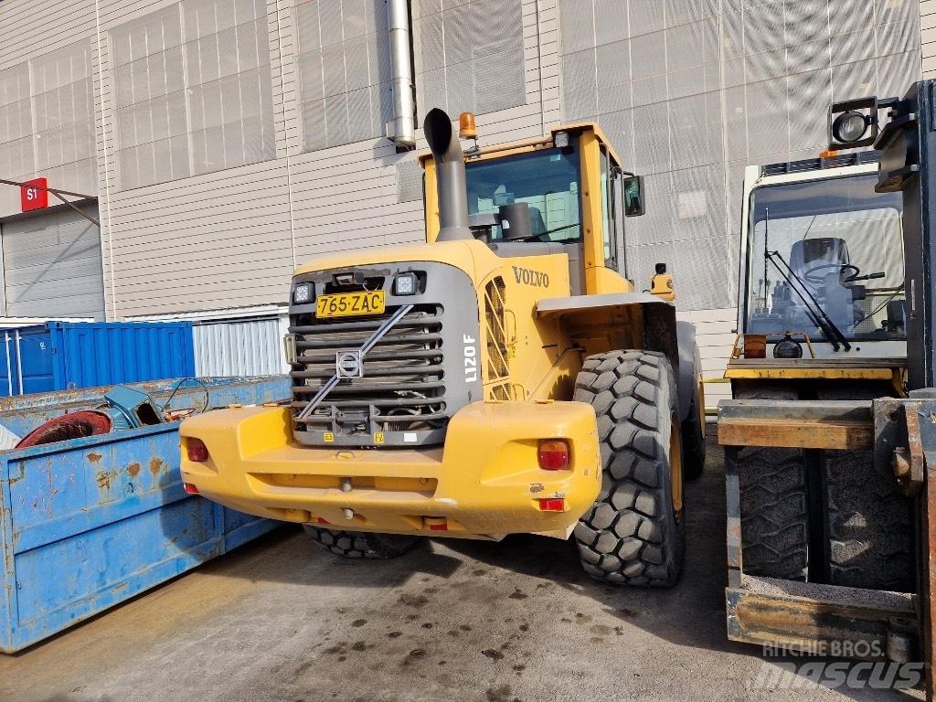 Volvo L 120 F Колесни товарачи