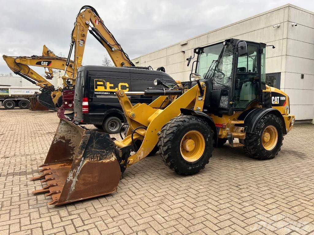 CAT 908M Колесни товарачи