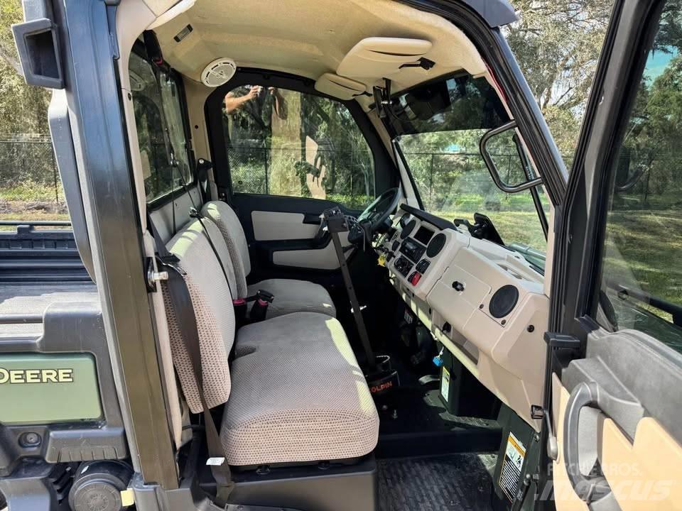 John Deere XUV835R Комунални съоражения