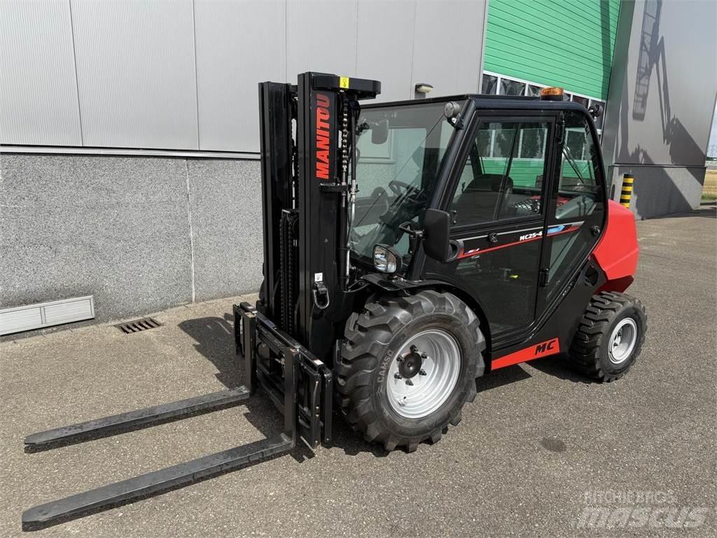 Manitou MC25-4 Камиони за херавни местности