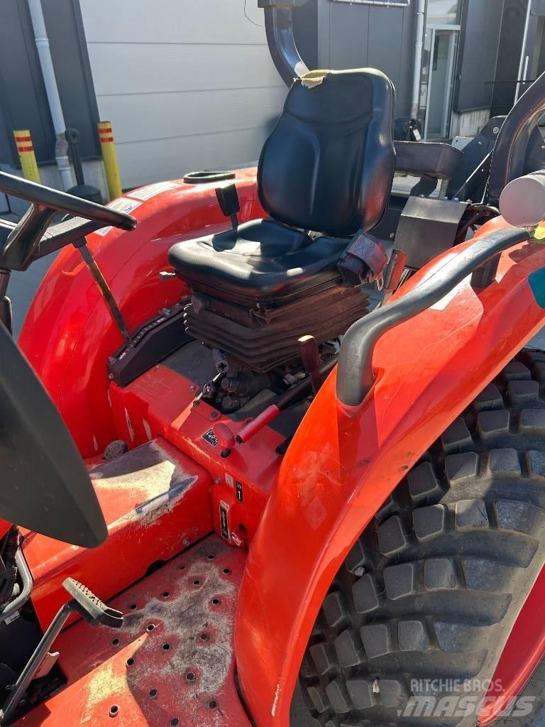 Kubota L1-382 HST Компактни трактори