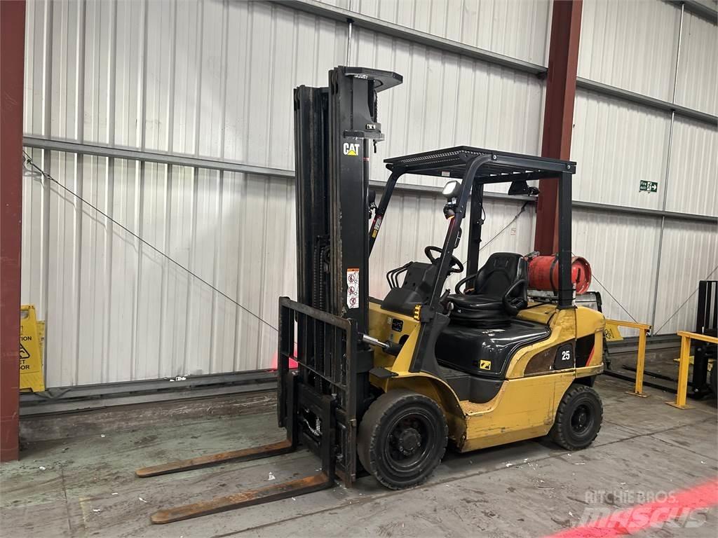 CAT GP25NT Камиони с АГУ