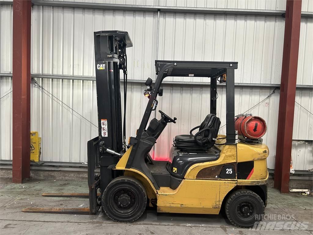 CAT GP25NT Камиони с АГУ