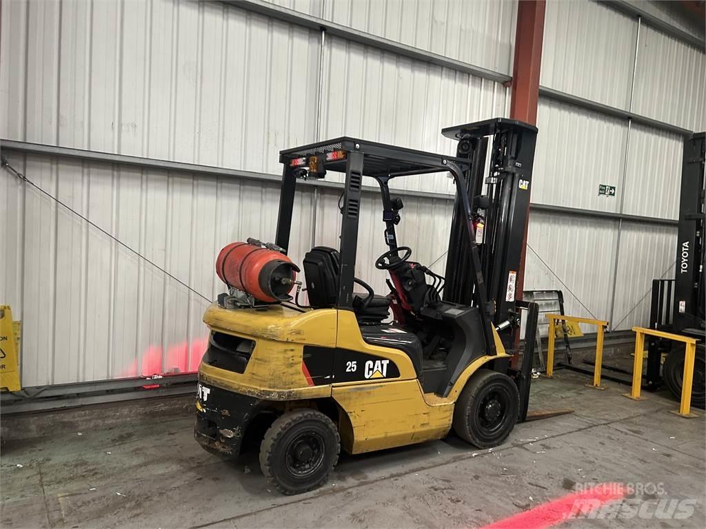 CAT GP25NT Камиони с АГУ