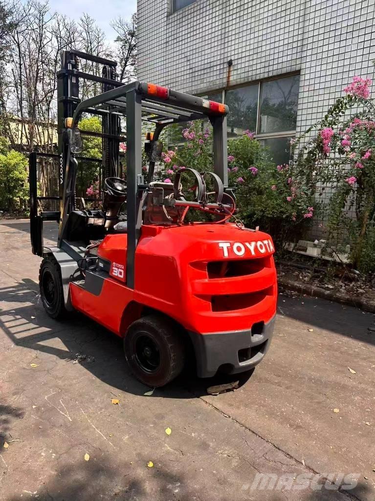 Toyota FD 30 Дизелови камиони