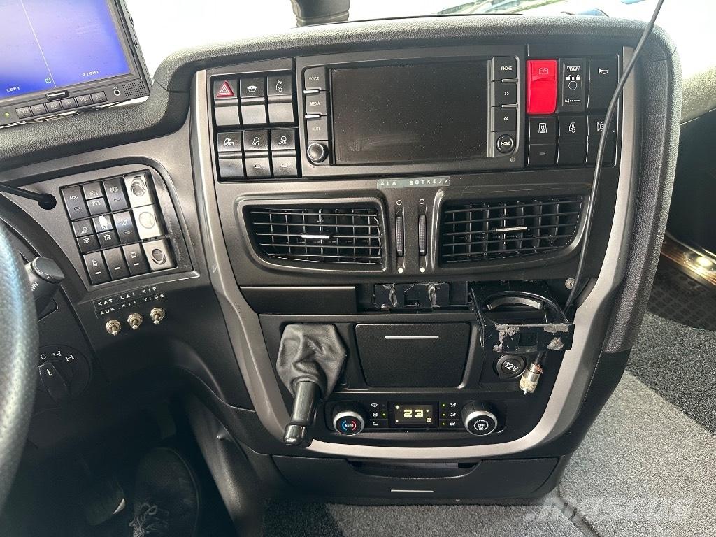 Iveco Stralis 8x4*4 Камиони с кран с кука