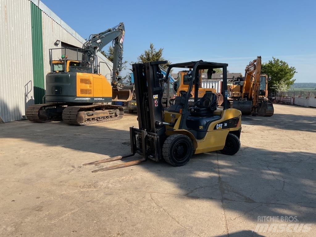 CAT DP30NT Дизелови камиони