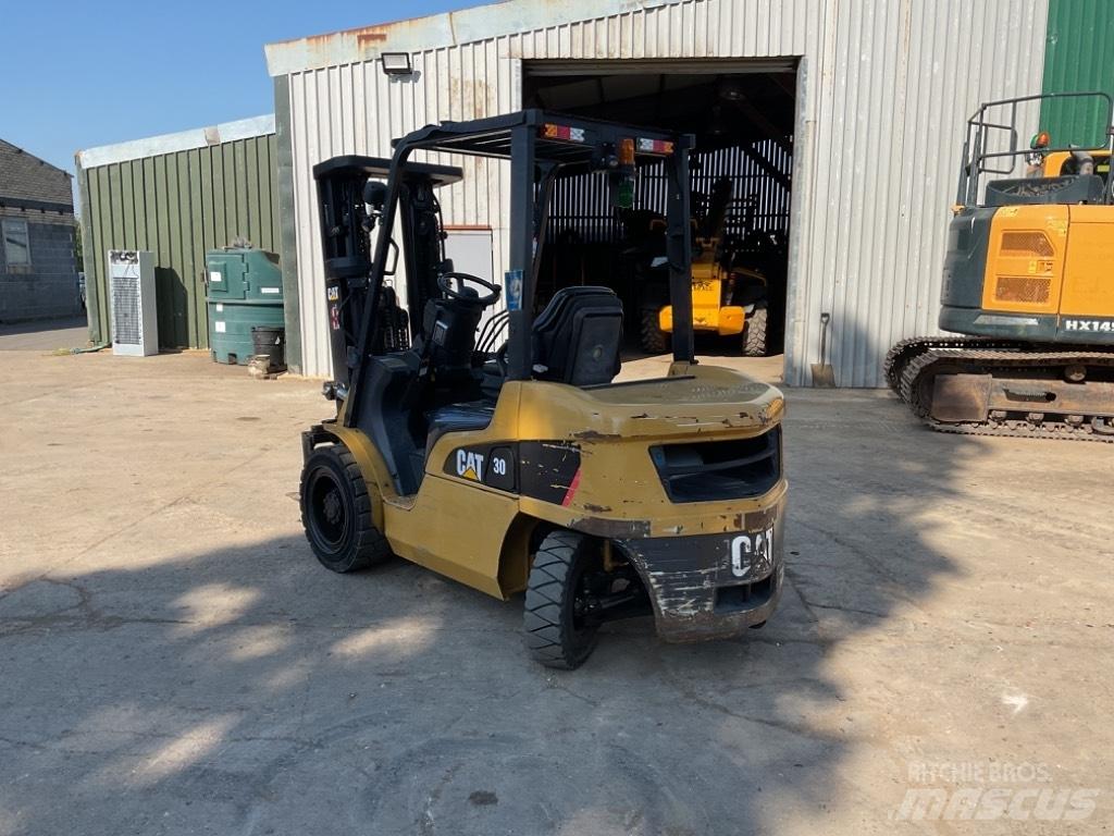 CAT DP30NT Дизелови камиони