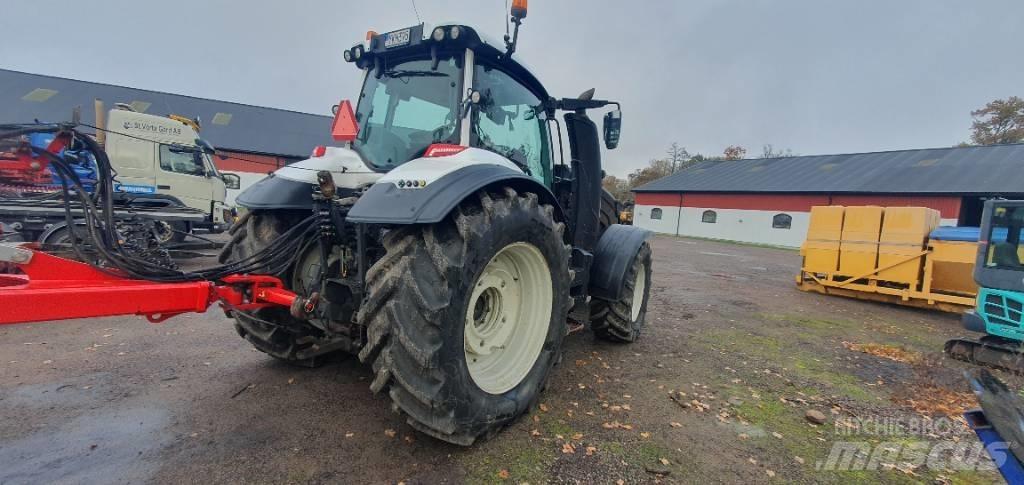Valtra T 234 Versu Трактори