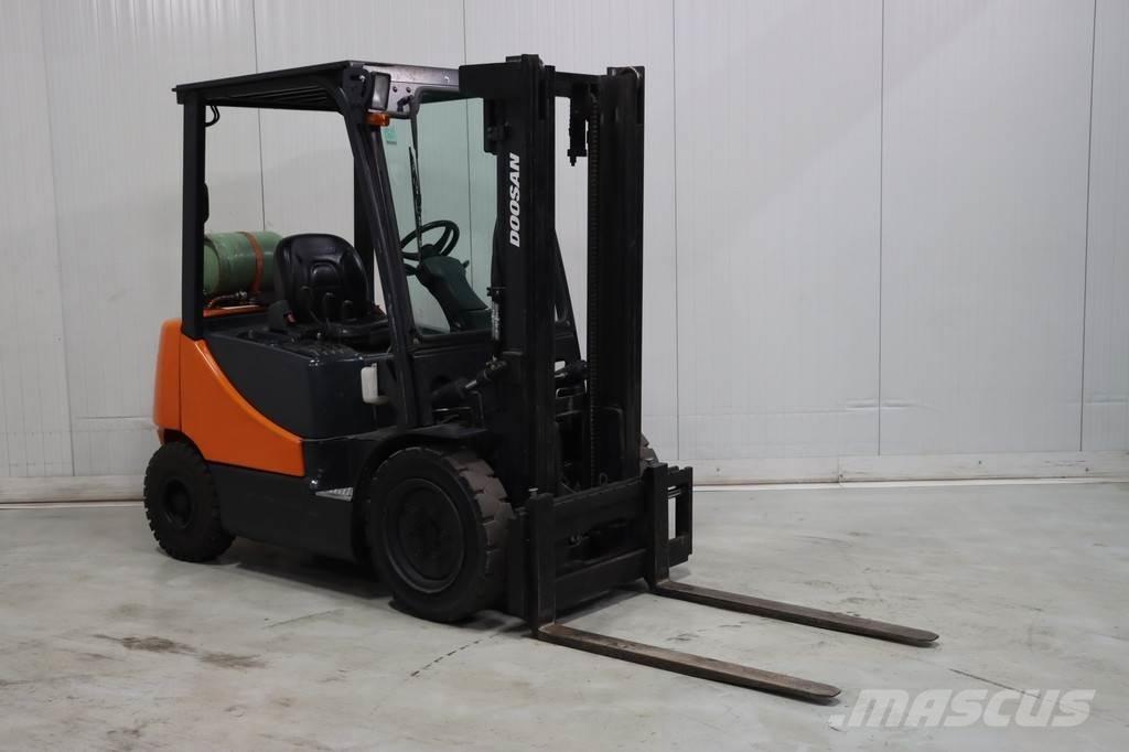 Doosan G25E-5 Камиони с АГУ