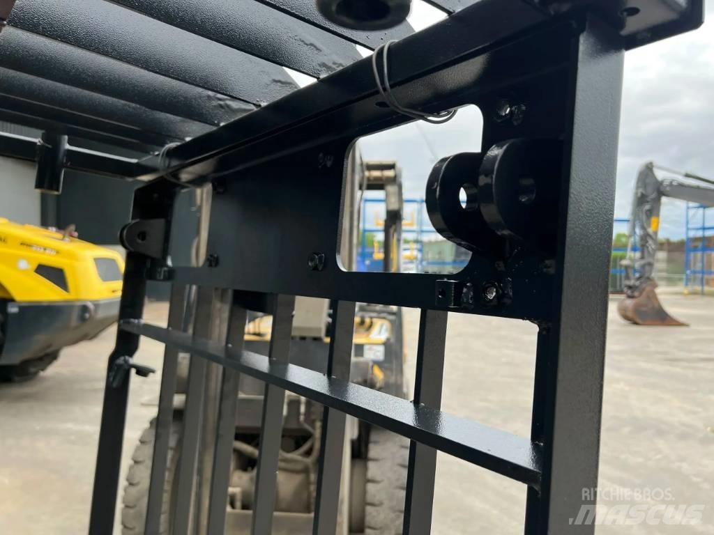 CAT 323D Guard Кабина