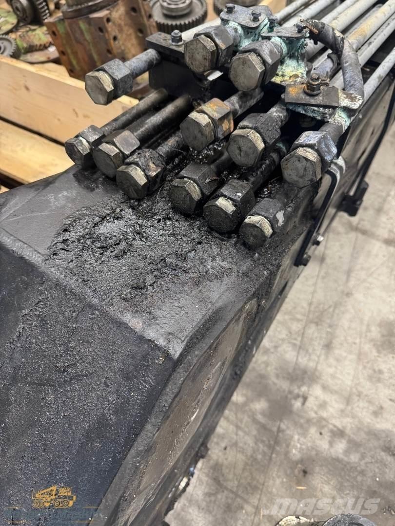 Komatsu 130F Претоварващи кранове