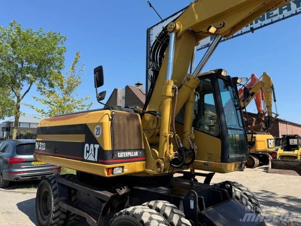CAT M320 2001 Колесни екскаватори