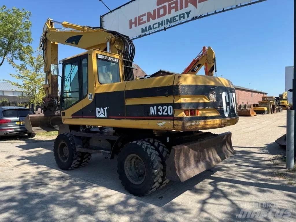 CAT M320 2001 Колесни екскаватори