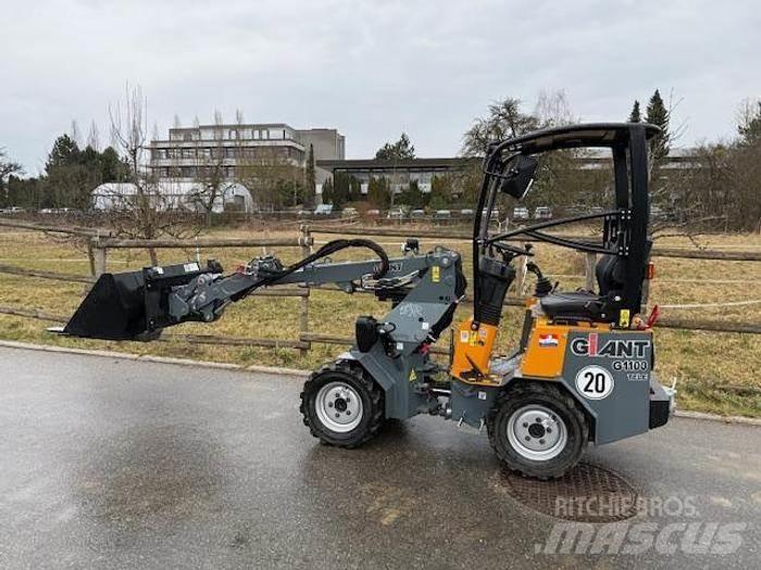 GiANT G1100 Колесни товарачи