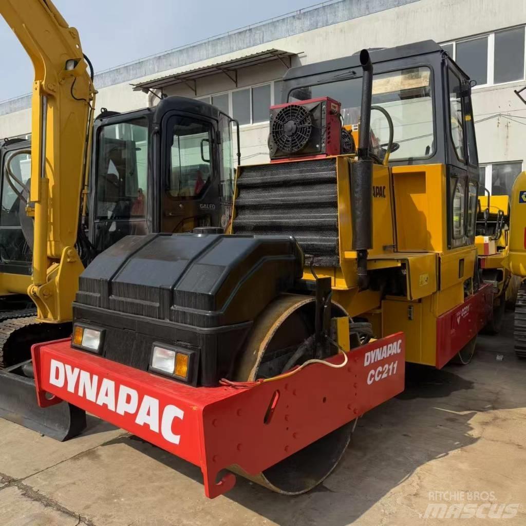 Dynapac CC 211 Двойни барабанни ролки
