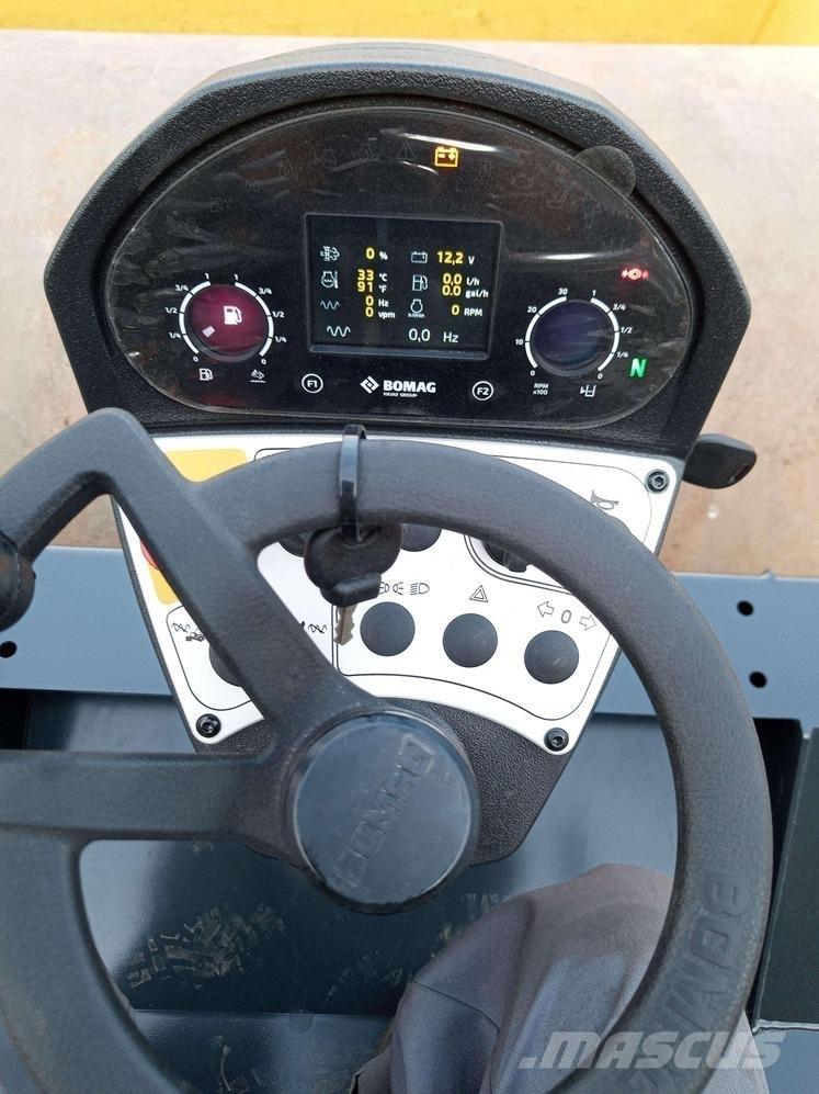 Bomag BW 218 D-5 SL Еднобарабанни ролки
