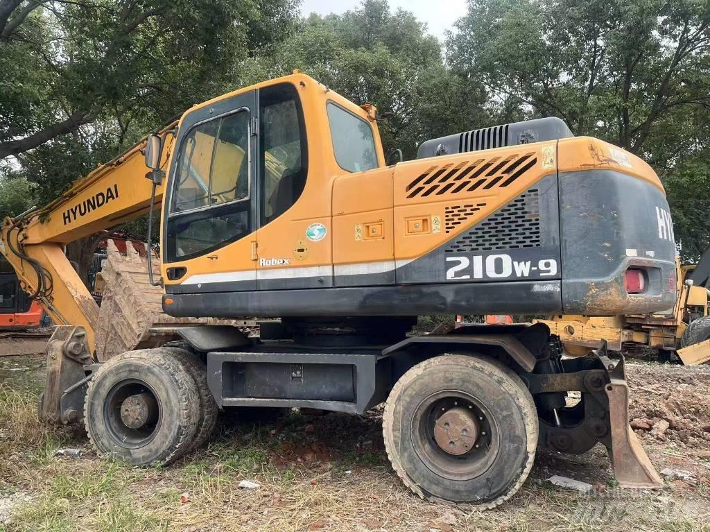 Hyundai R210W-9 Колесни екскаватори
