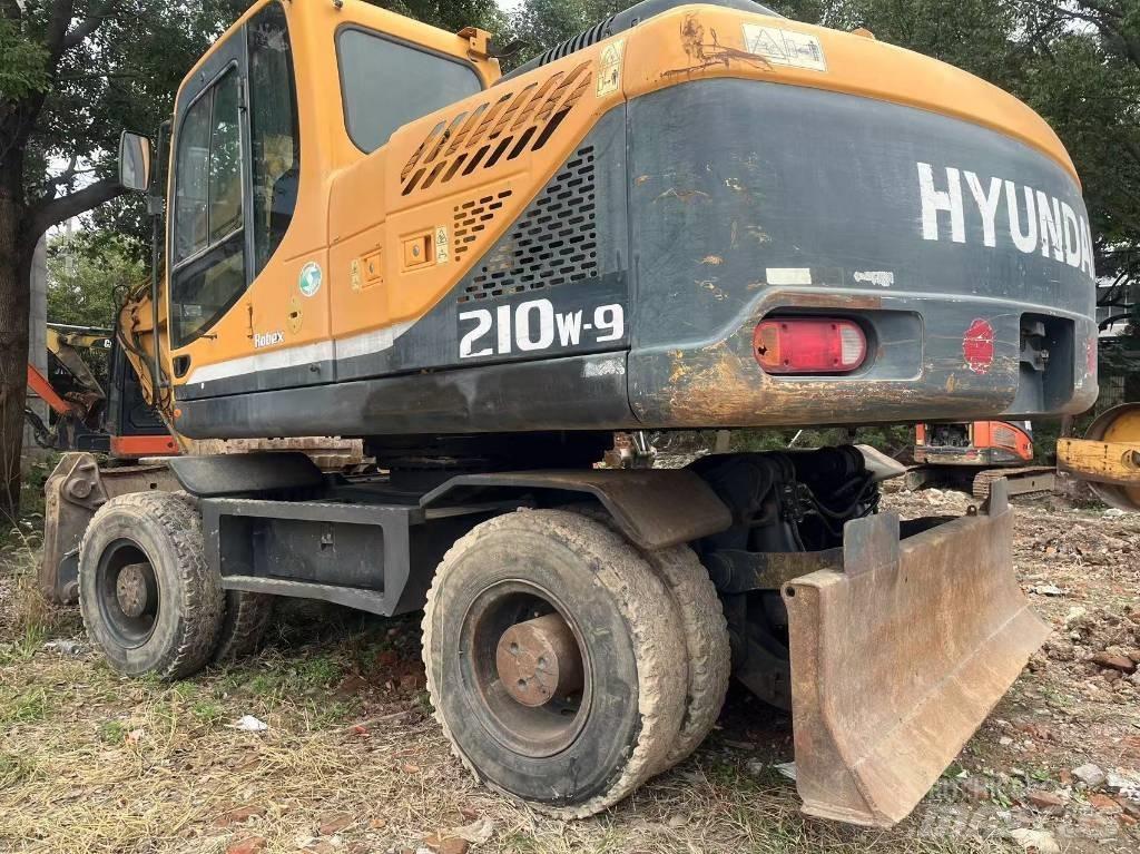 Hyundai R210W-9 Колесни екскаватори