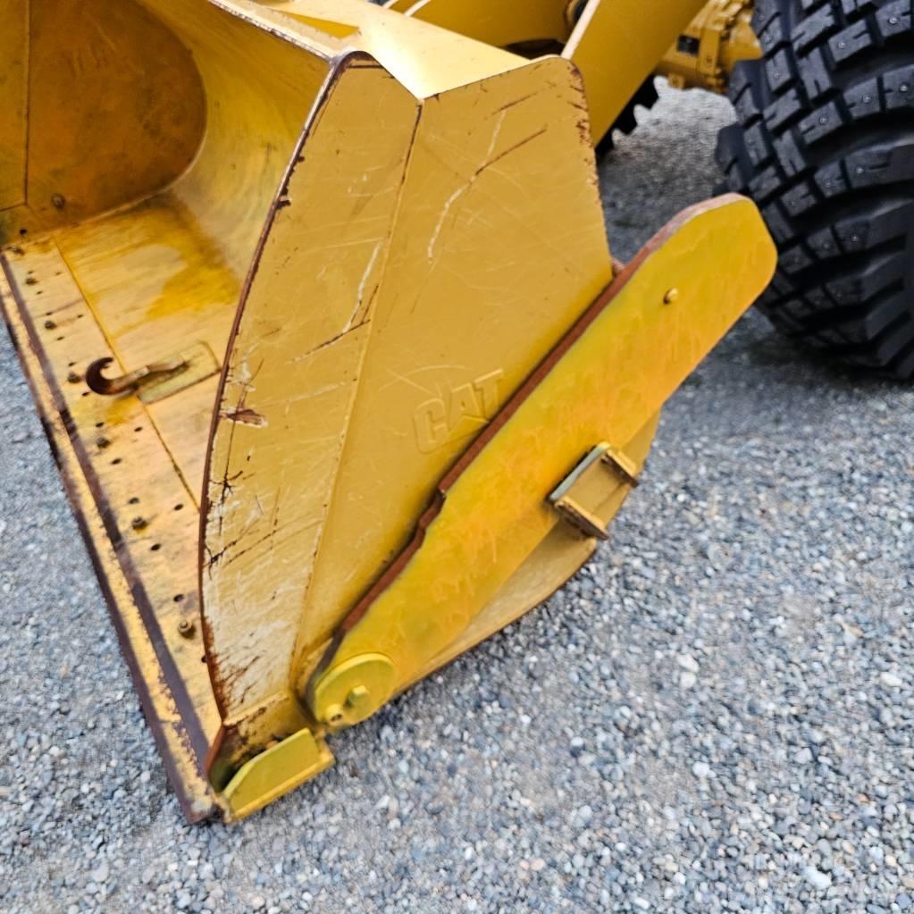 CAT 910M Колесни товарачи