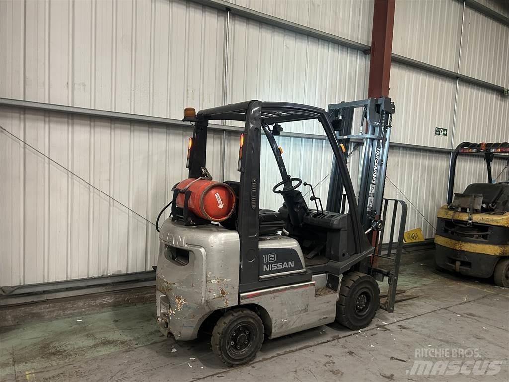 Nissan P1D1A18LQ Камиони с АГУ