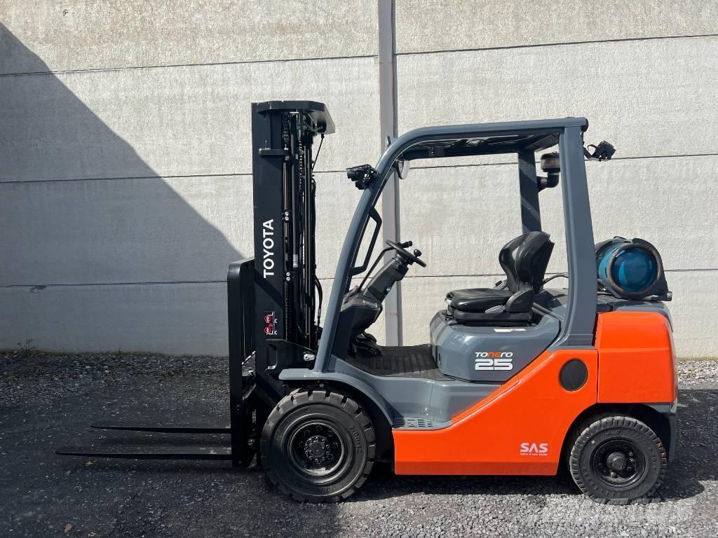 Toyota 02-8 FGF 25 Камиони с АГУ